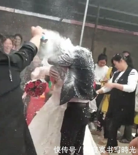 新郎|全网“最闹”婚礼，新人被泡沫洒满全身，新郎举动暴露人品