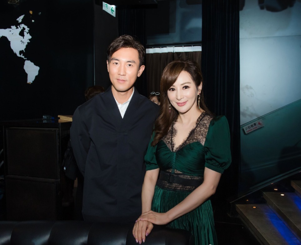 蕾丝|罗霖虽是“阿姨”的年龄,墨绿色连衣裙成熟优雅,气质不输小姑娘