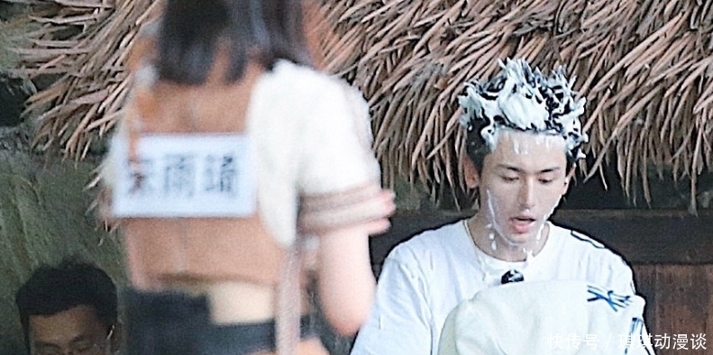 小蛮腰 张哲瀚、许凯录制跑男,两人头上铺满了泡沫,这是玩游戏输了吗