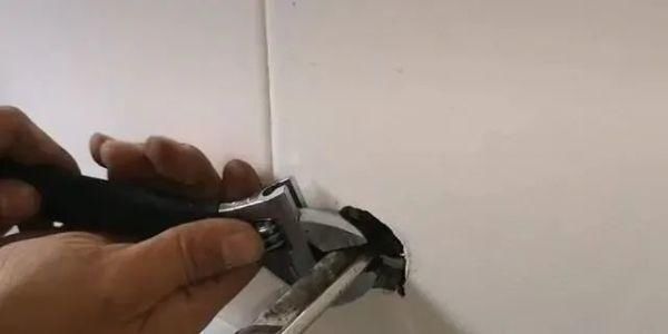 维修师傅|水龙头断在墙壁里怎么办不用花钱请维修师傅，教你妙招自己搞定
