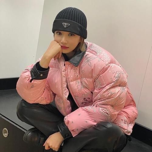 曾获校服大赛金奖，后被称为“短发女神”，造型搭配干练帅气