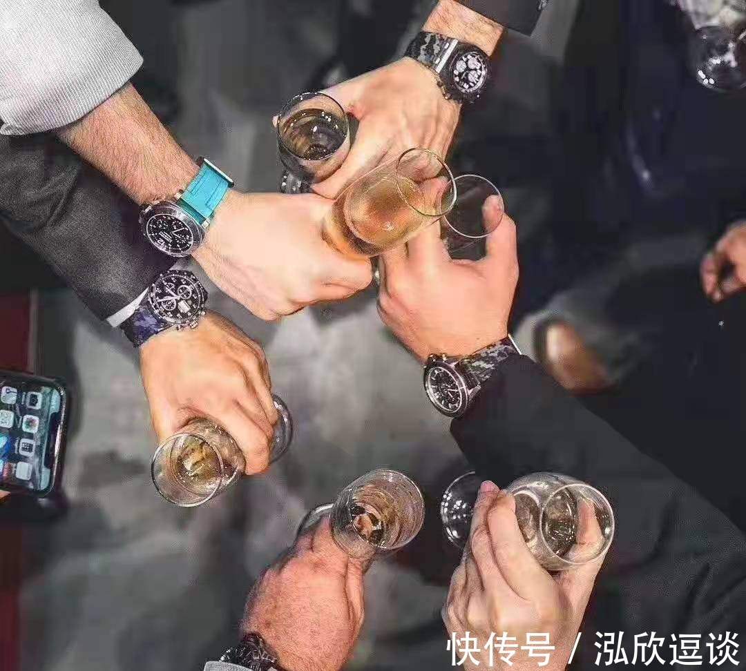 表壳|怎么看起来很有钱?戴一块大金表就行了