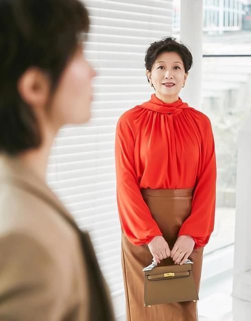 白色衬衫 建议中年女人,尽量少穿黑裤子!今年开春流行这样搭,时髦真好看