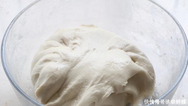 做法简单的烙饼，不用揉面不用发面，外酥里嫩热乎乎的才好吃