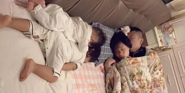 一家|一家4口睡觉照片火了,父母秀恩爱,两个孩子索性“抱团取暖”