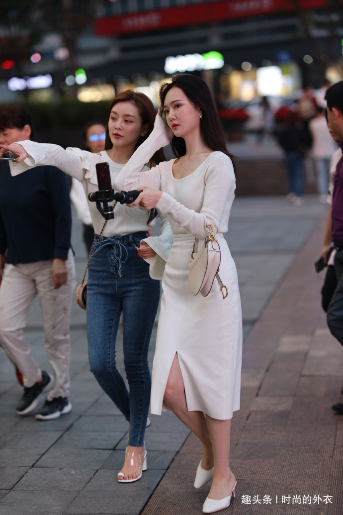 利落得体 和闺蜜选择不同的装扮，才会被赋予专属的时尚美，大方又显气质