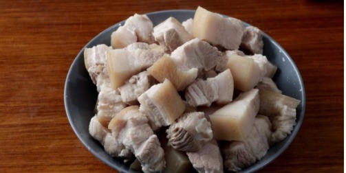  这样烧红烧肉好吃，小火慢炖是窍门，吃起来肥而不腻，入口即化