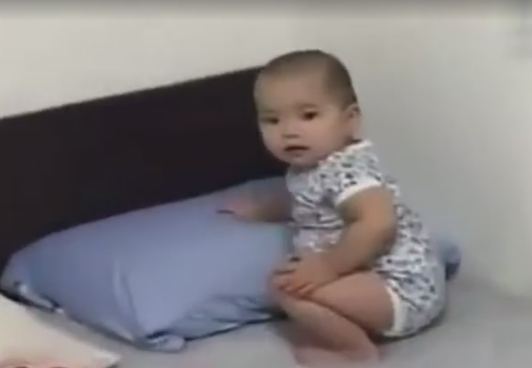 动作|宝宝想让妈妈陪自己睡觉,却无法用语言表达,接下来的动作好聪明