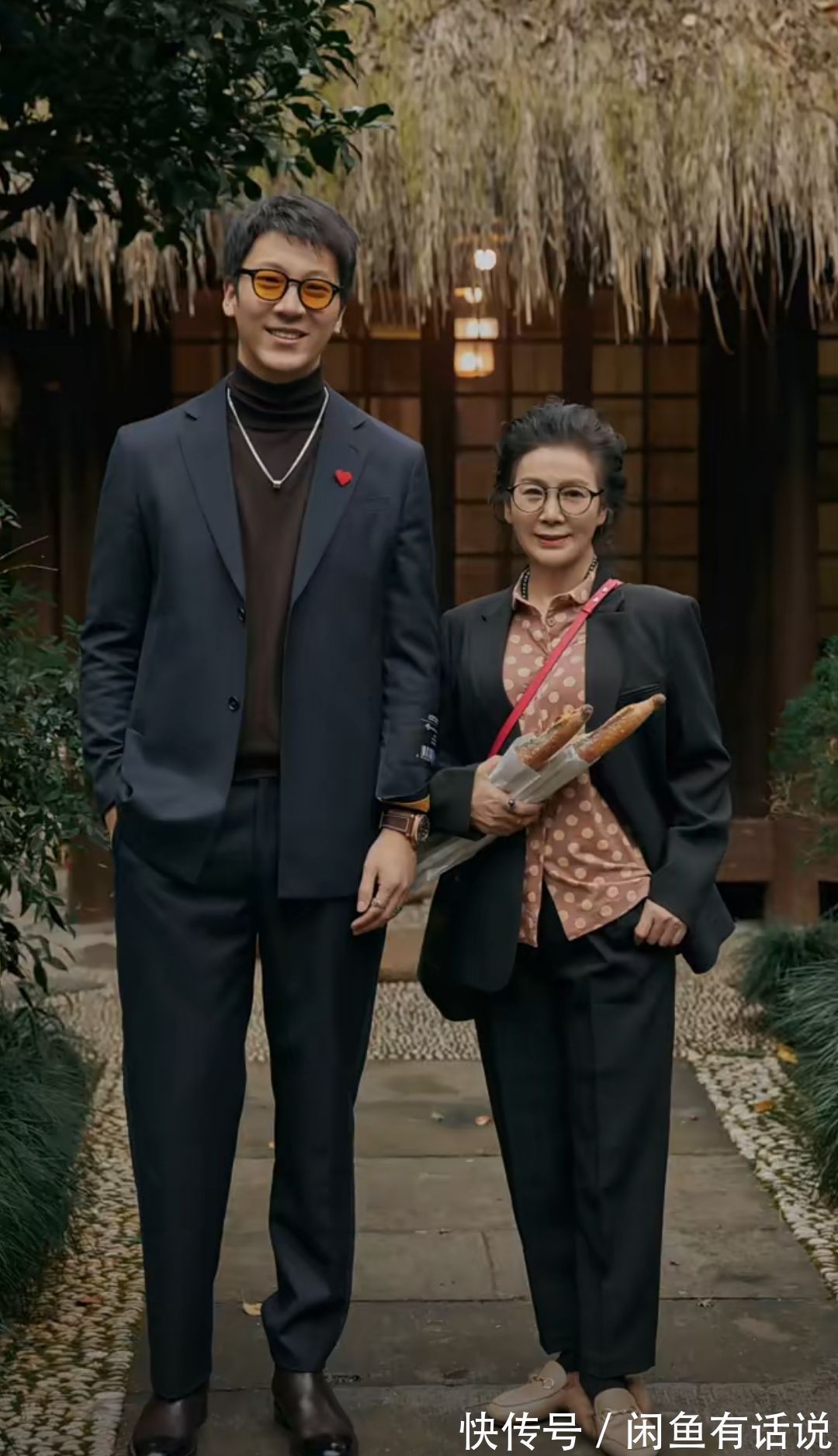 惊艳 65岁阿姨才不扮嫩,和1米9儿子穿亲子装出游太惊艳,我也不怕老了