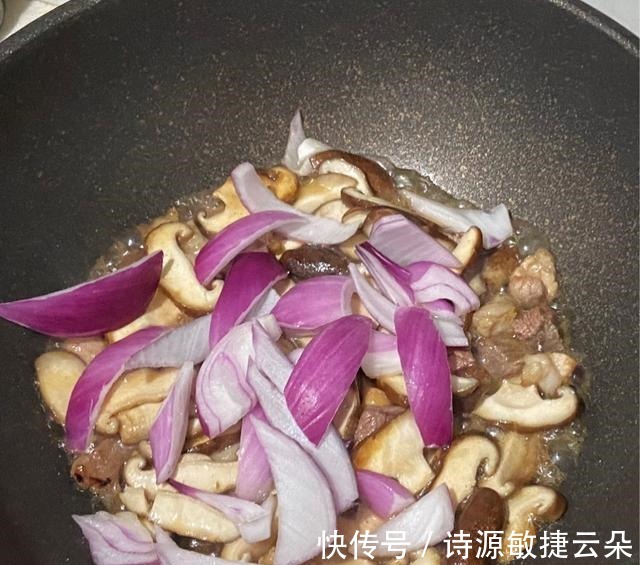 芹菜洋葱|这菜多给家人吃,简单炒一炒,营养足特开胃,太下饭了!