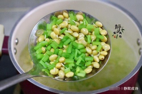 此菜大家要常吃，既清口又營(yíng)養(yǎng)，價(jià)格也便宜，兩塊錢就能做1盤