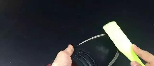 运动鞋千万别用清水洗，教您一招，鞋子干净不变形，省时又省力