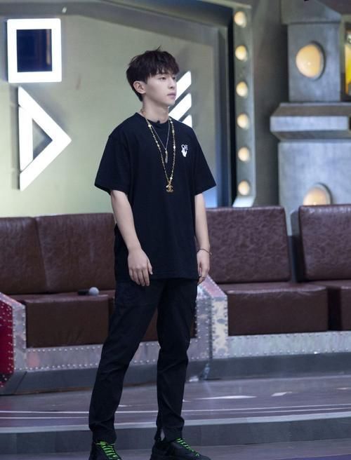 邓伦招聘员工福利多,包吃包住包奶茶,一看工资劝退众人