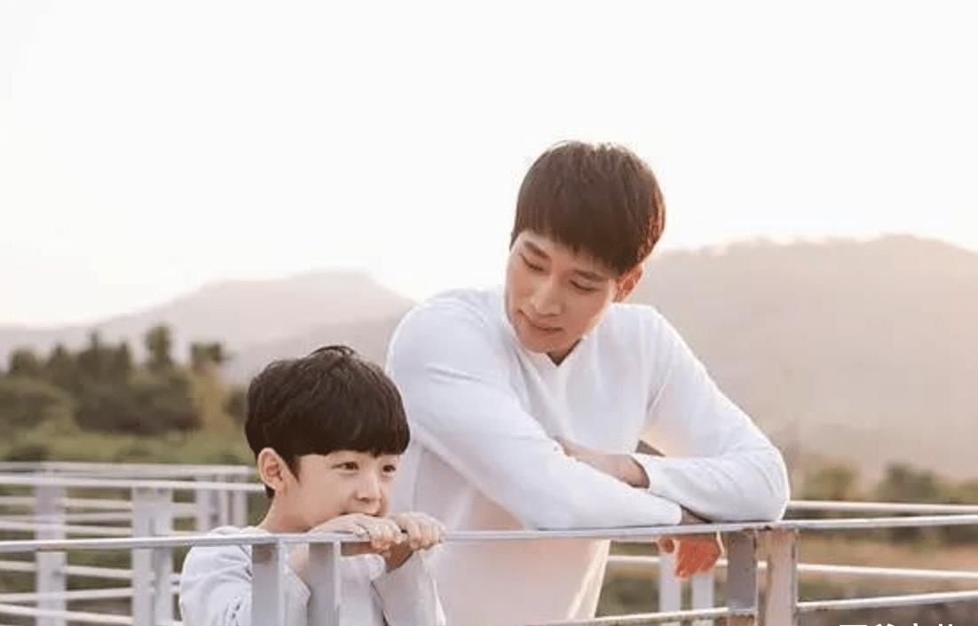 电梯|地铁上,妈妈抱孩子的动作火了,网友:教养无关贫富,体现在生活