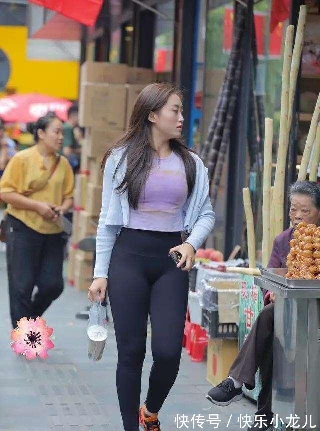 小姐姐 亮色上衣搭配打底裤,弱化局部细节,时尚且实用