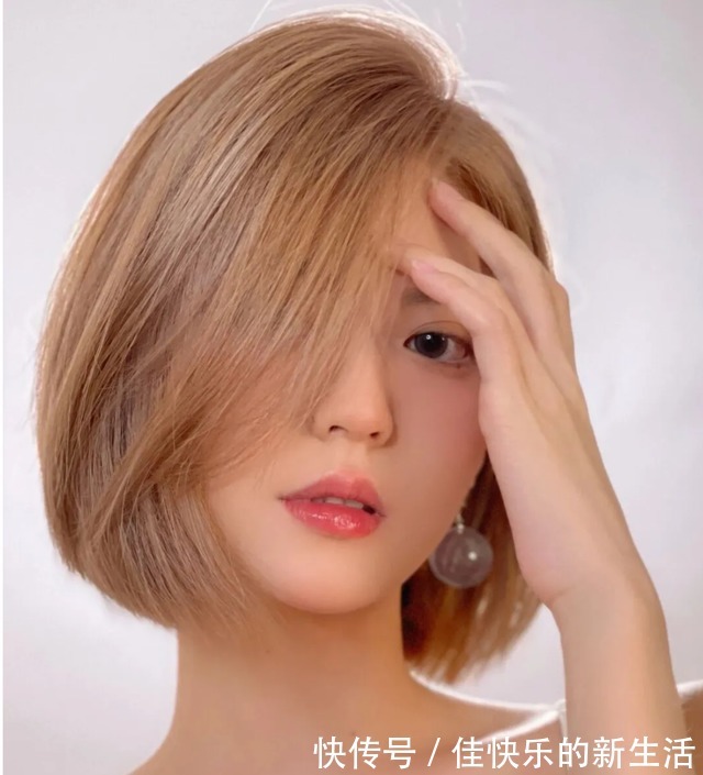 洋气 40岁左右的女性,发型这样剪,时尚年轻不老气!