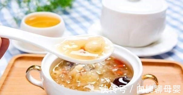 煮银耳汤，泡发后直接煮是错的，学会2个小技巧，出胶又多又快速