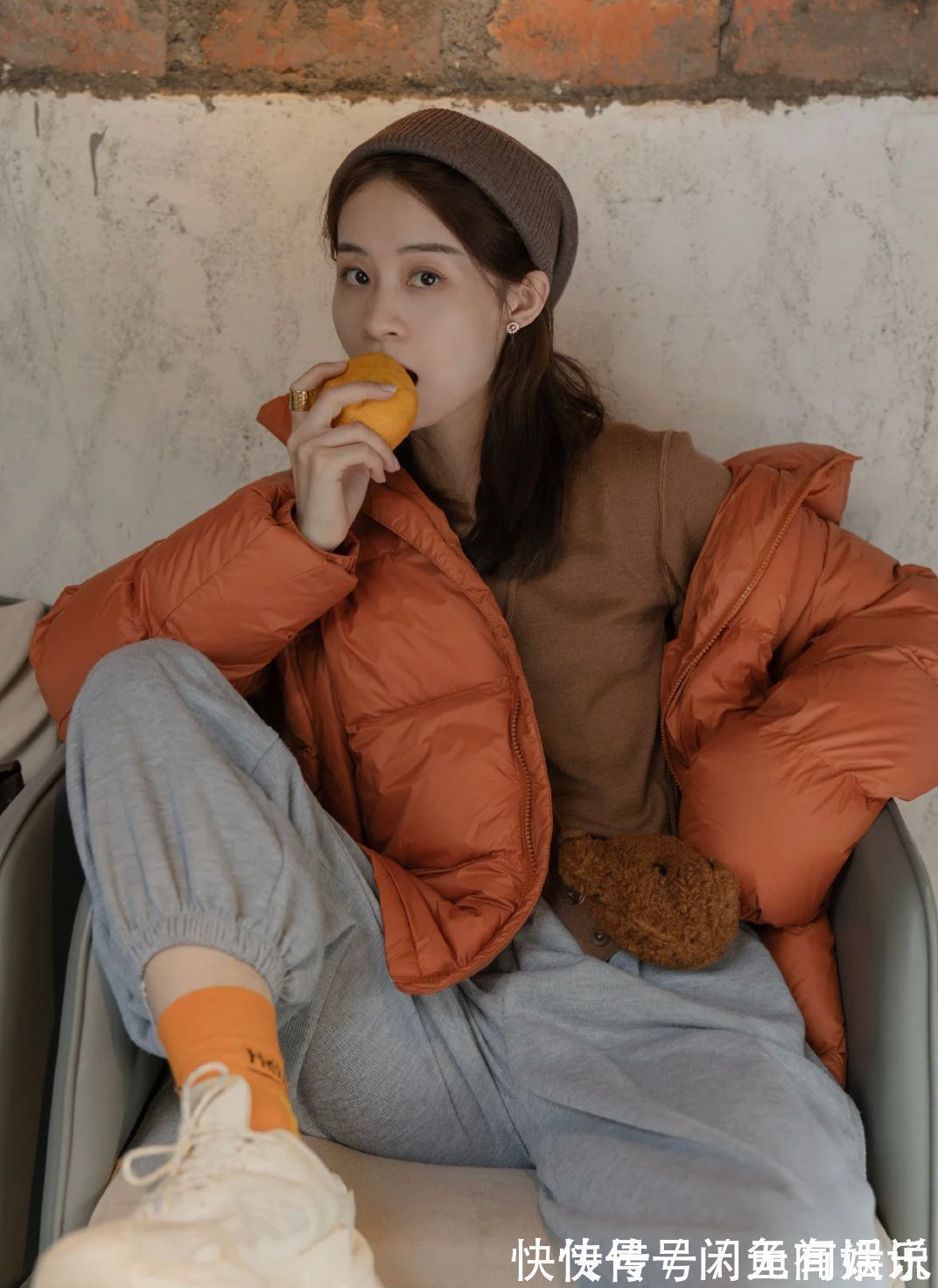 裤装 “羽绒服+牛仔裤”太老土了，今年流行搭配这4种裤子，保暖又时髦