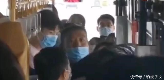 占了便宜想逃走,男子跳窗被市民强塞回去!