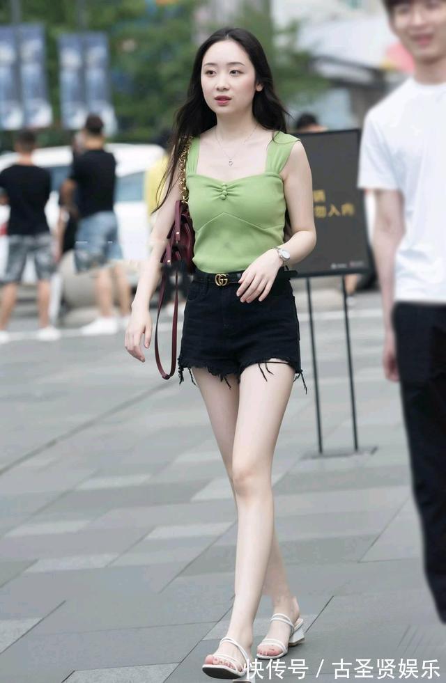 白皙|白皙的美女，果绿小衫配热裤，简约轻盈，美翻了