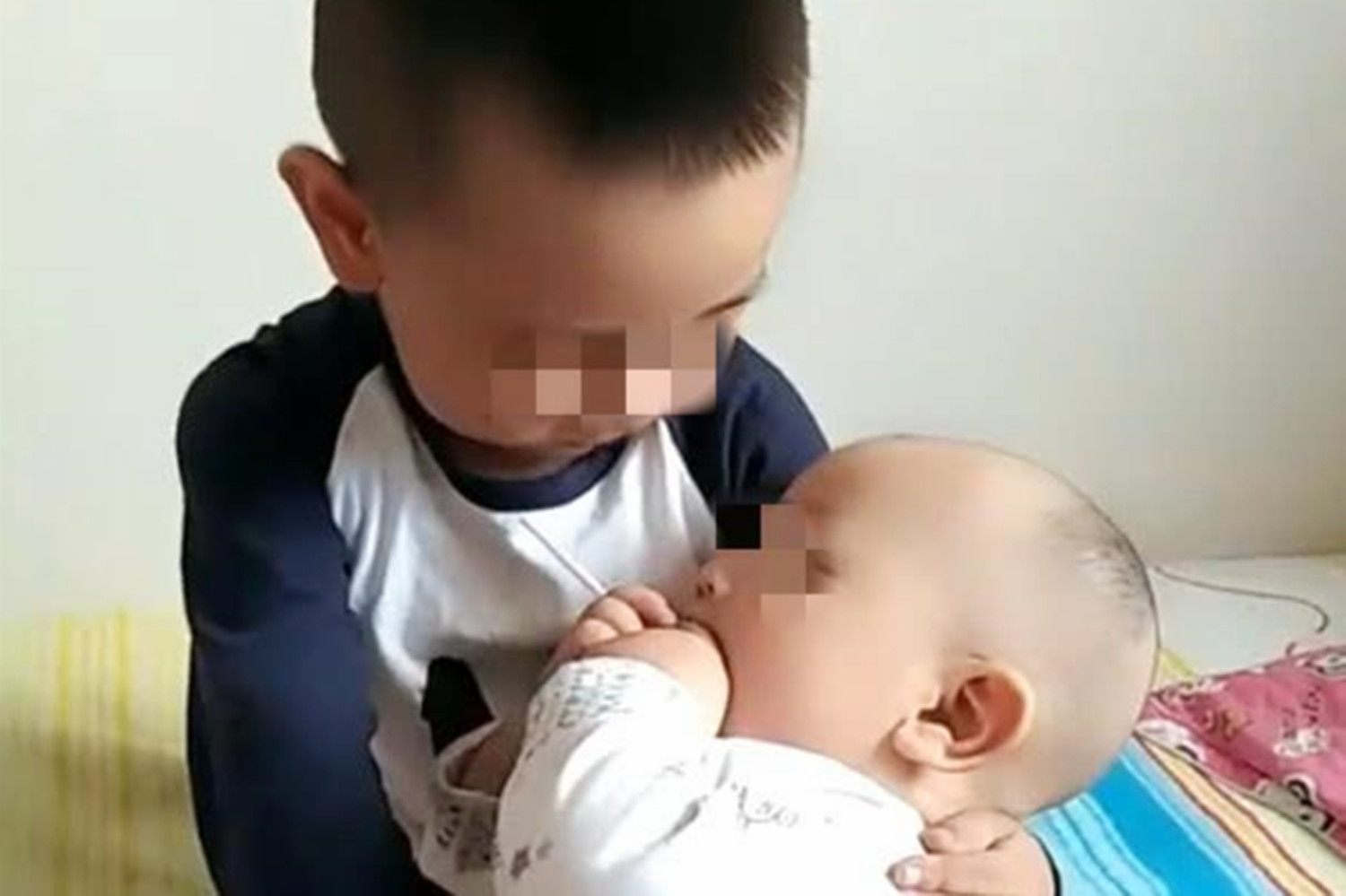 妹妹|妈妈外出拿快递,让8岁哥哥照顾满月妹妹,回家发现妹妹躺在地上