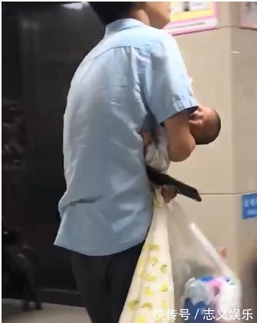 宝宝|“人贩子爸爸”走红,抱着亲生儿子如同偷娃,慌张神情令人想笑
