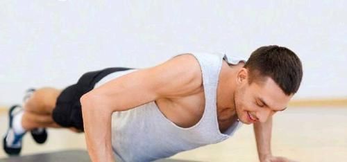肱三头肌|天天坚持做100个俯卧撑的男人，一段时间后，身体有哪些变化呢