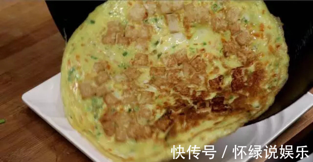 小孩|早餐做鸡蛋豆腐饼，小孩和老人都爱吃，上桌不到3分钟就抢完了!