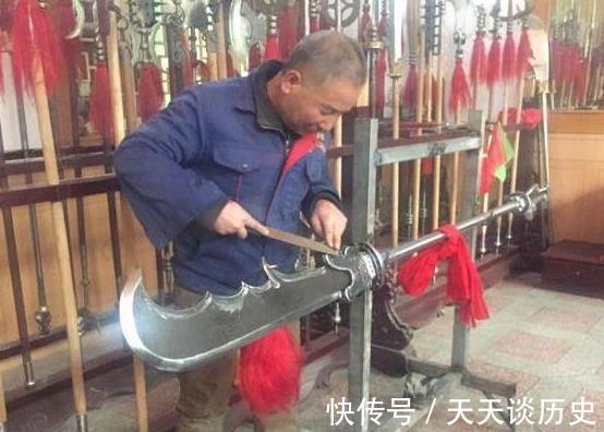 青龙偃月刀@父子俩扬言打造青龙偃月刀,全部按史记打造,完成后是这样的