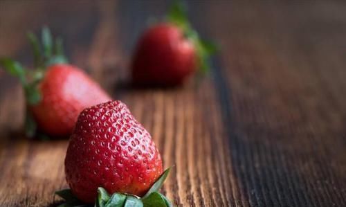 美白|女人不想皮肤“蜡黄”,4种零食可多吃,美白养颜,比敷面膜更好