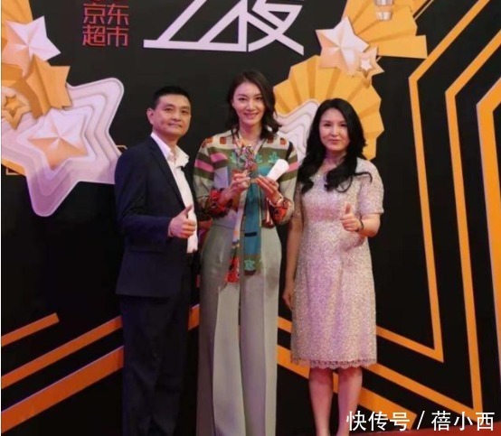 谢杏芳|谢杏芳真是自带超模气场,穿印花衬衫配阔腿裤,退役后气质大不同