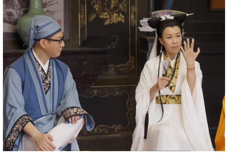 动作|杨紫现场秀隐藏技能，当她用手指变花，在场嘉宾都被吓得张大了嘴