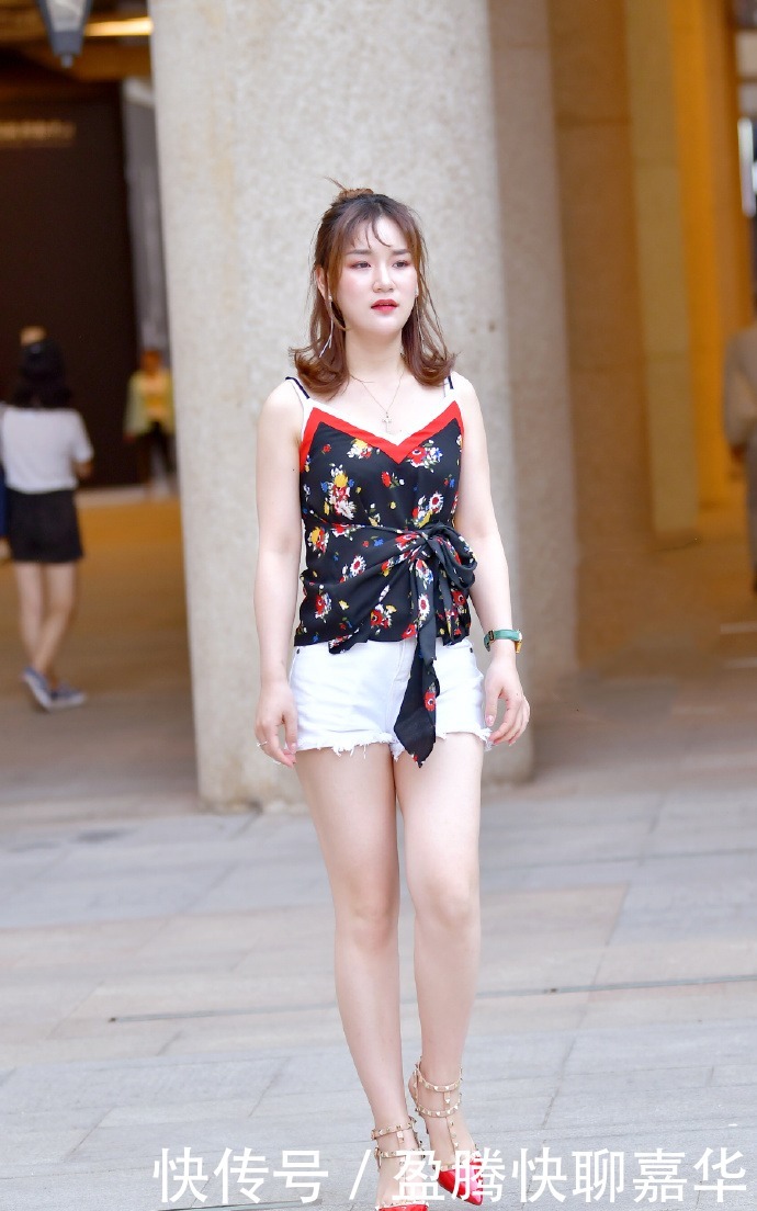 白色|吊带装加上白色的热裤,也是相当的吸睛了