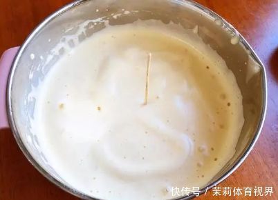 别再用电饭煲做蛋糕了,试试不锈钢盆蒸蛋糕,不分蛋,成功率更高