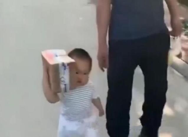 乐乐爸|宝爸带娃去拿快递,回来却是孩子扛着快递,妈妈看到后哭笑不得