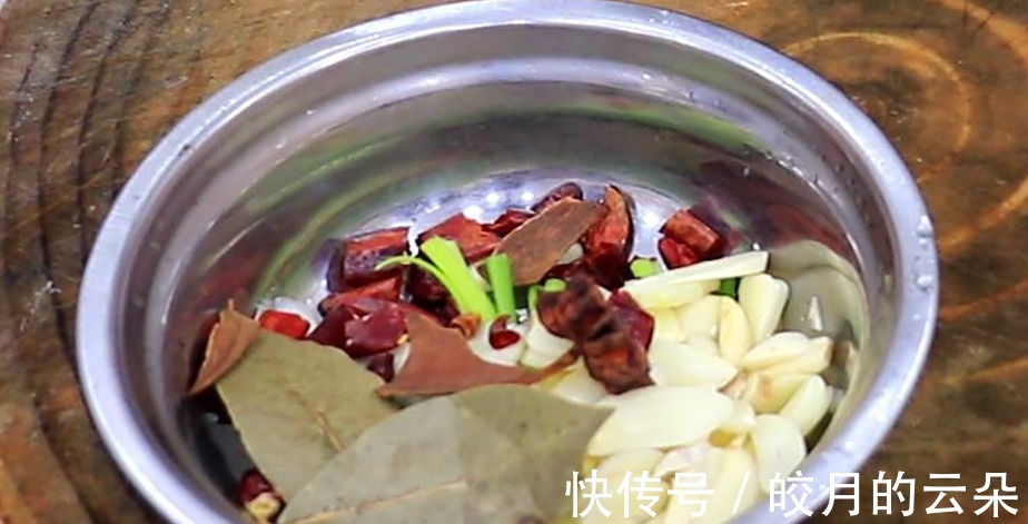 鸭块|鸭肉怎么焖才好吃厨师长教你做法,出锅鲜香四溢,鲜嫩入味!