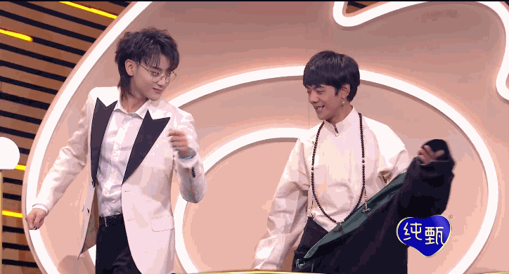 微博之夜和丁真合照算什么,黄子韬才是追星赢家,同台跳舞收礼物