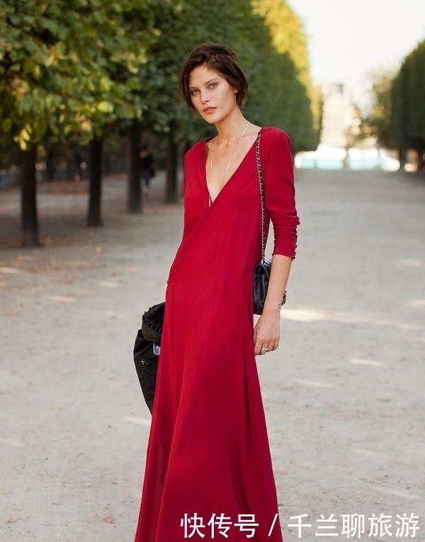 肤色|中年妇女不想被人说老,裙子多穿这4种年轻色,时髦减龄不过时!