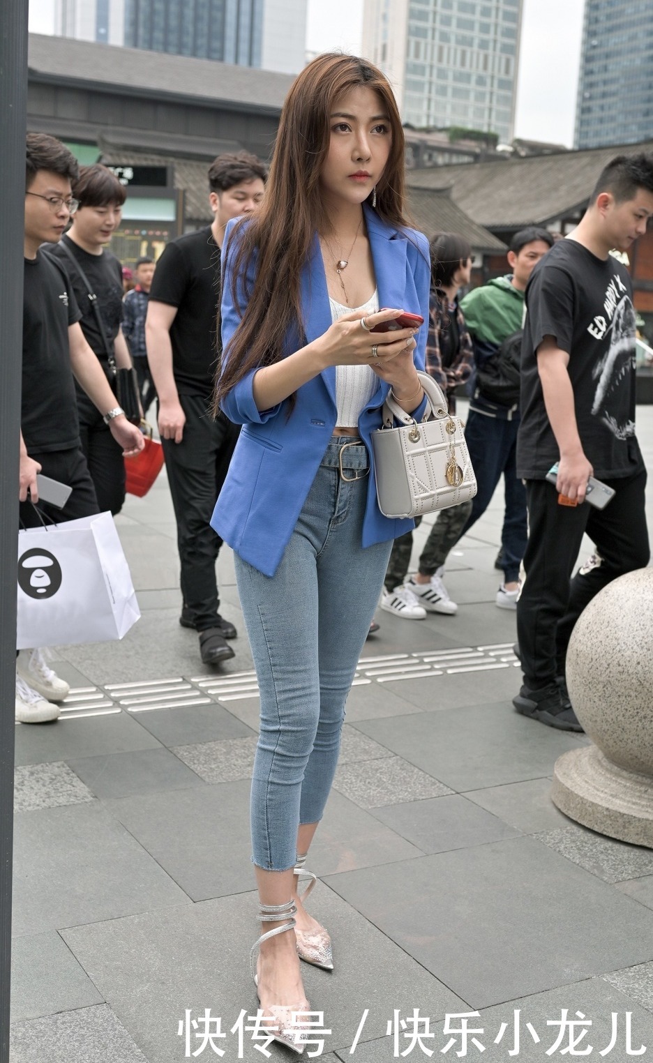 穿西装外套的女生,搭牛仔裤藏肉显身材,增添气质