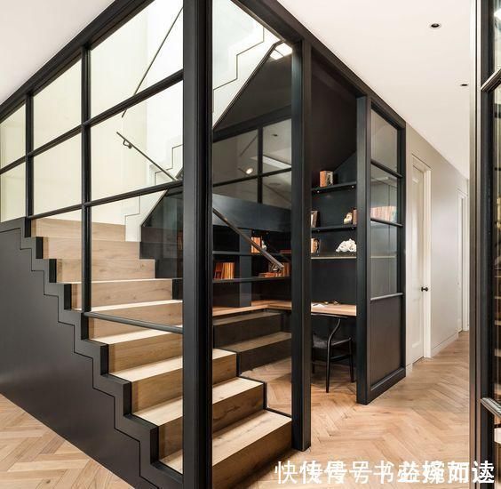 书房|楼梯下空着，如今越来越多人都直接改成书房，不要1㎡却实用多了
