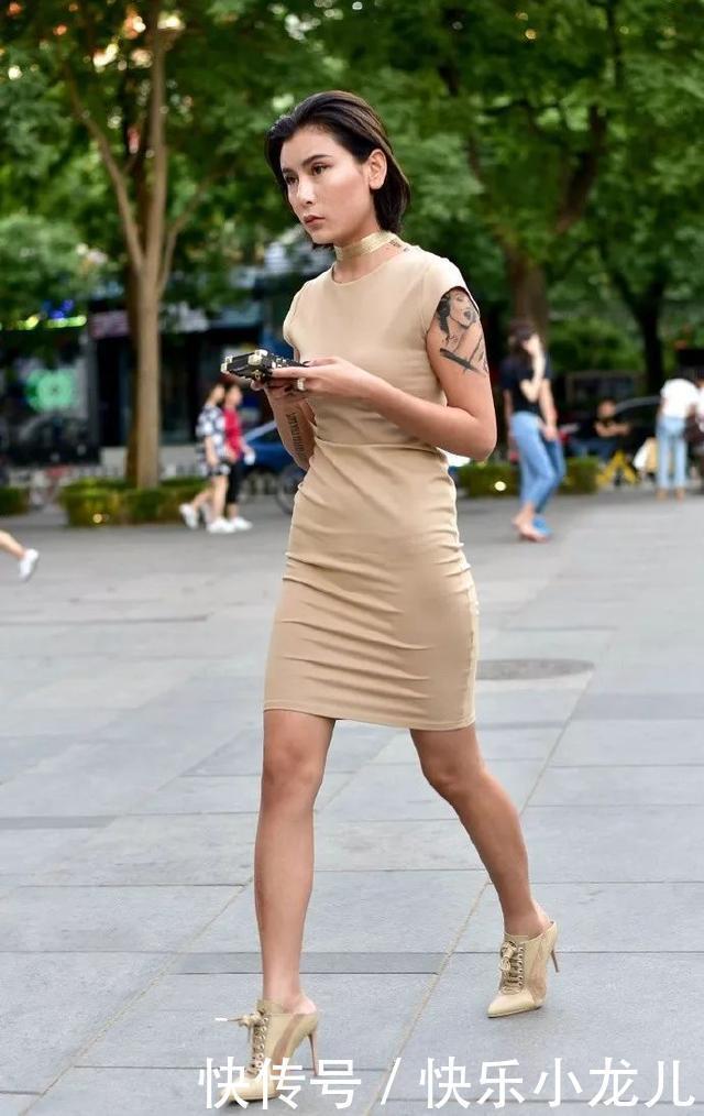 街拍美女一件裸色的无袖连衣裙搭配尖头高跟短靴,气质时尚又带着魅力