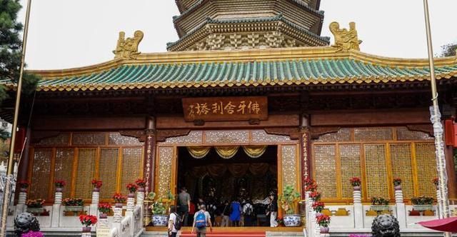 北京石景山一处寺庙火了，听名字就很“灵光”，能欣赏500罗汉墙