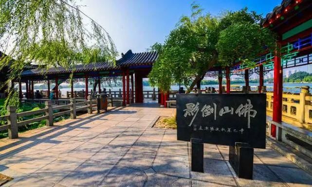 被誉为“江北独胜”的大明湖，它的魅力究竟何在呢？