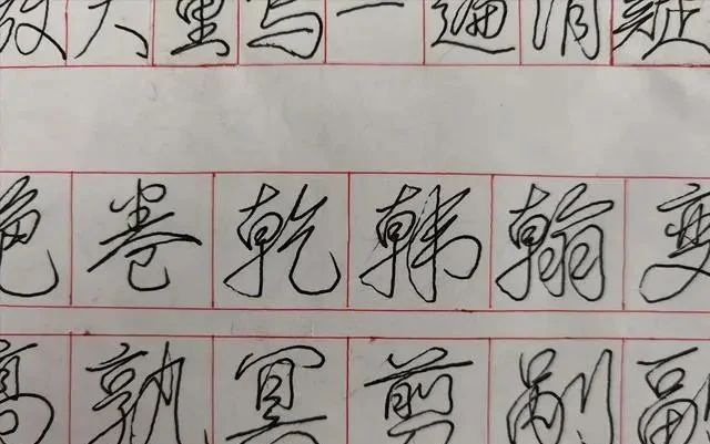 邵岩@80岁大爷独创行草书标准“一笔字”,笔笔相连,字字惊艳,佩服