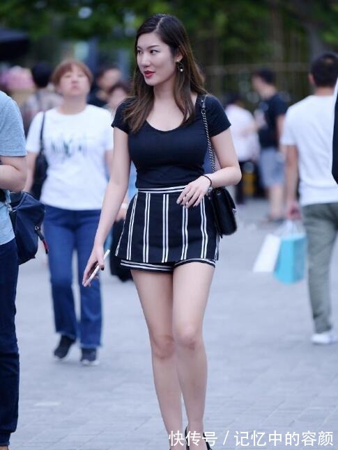 女孩|穿搭有细节点缀才更美,微胖女孩造型也会更显大方