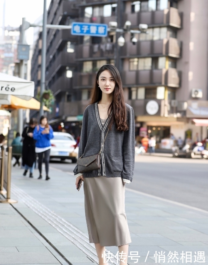 小姐姐|街拍:气质动人的甜美小姐姐,一颦一笑,迷倒众生