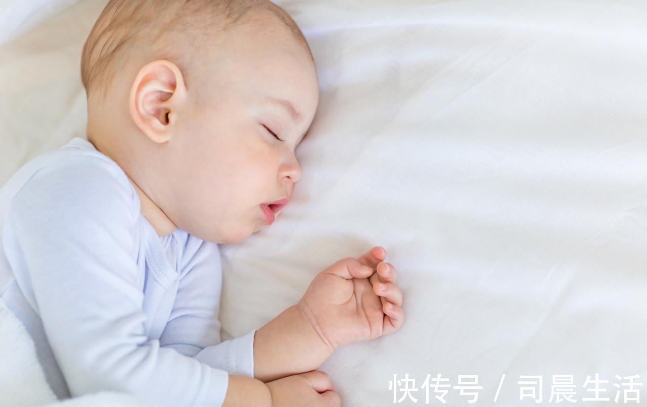 脊柱|宝宝多大可以用枕头?有这几个信号发出 就可以给宝宝使用枕头了