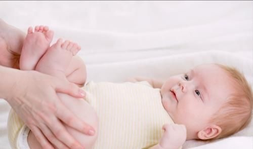 身体不适|宝宝太难哄睡?家长不妨多给孩子抚摸3个部位,娃睡得香更聪明