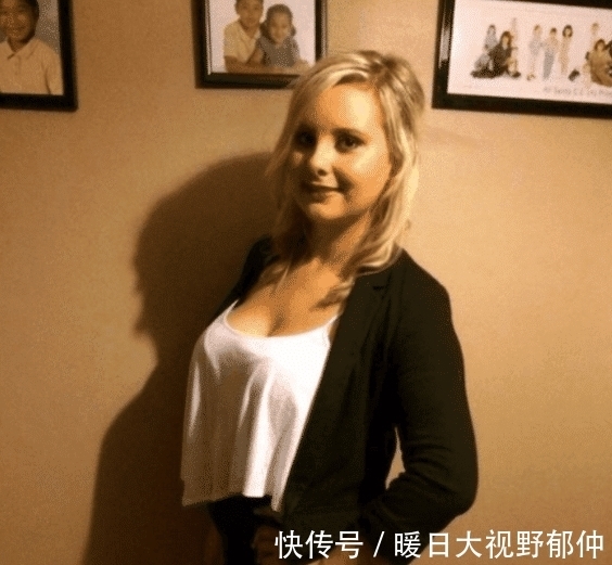 女子|21岁外国女子胸部疯长,洗澡都极不方便,无奈发贴向网友求助