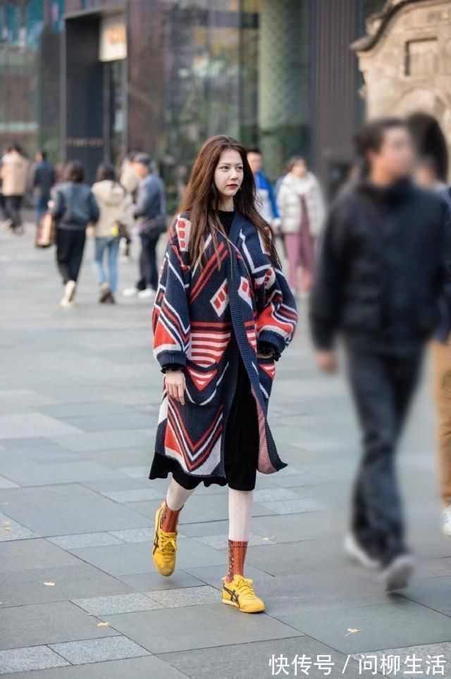 漆皮 挑战常规黑丝袜太有魅力了,这样穿一点不庸俗,赚足回头率